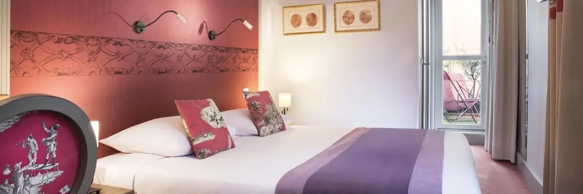 A guest room at H&ocirc;tel R&eacute;sidence Foch